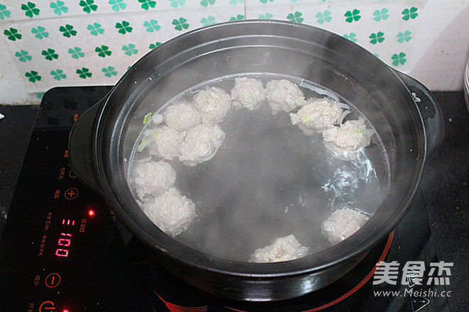 蟲草白菜木耳肉丸粉絲湯的做法-家常味砂鍋菜譜