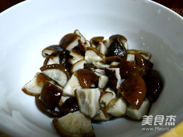蔥油拌香菇的做法-蔥香味拌菜譜-易網健康養生網 蔥油拌香菇的做法-蔥香味拌菜譜
