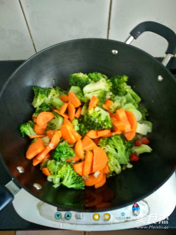 西蘭花炒胡蘿卜的做法-家常味炒菜譜