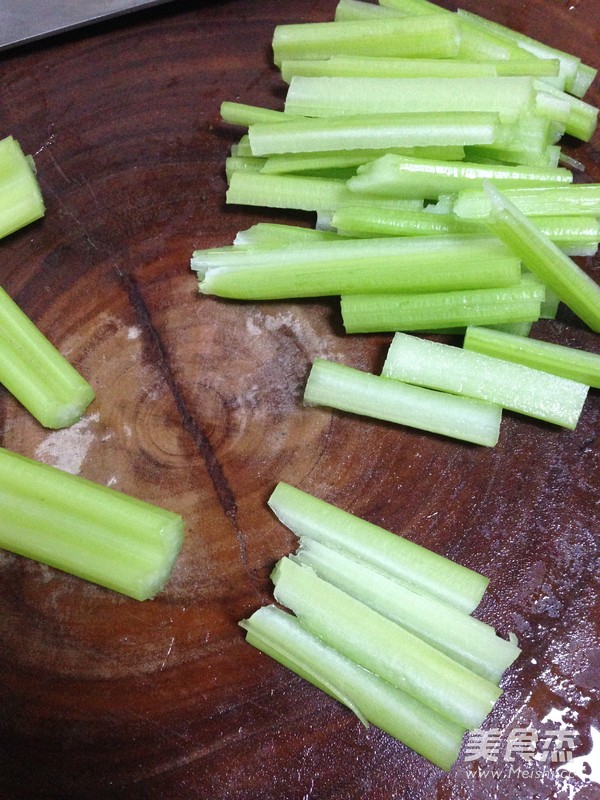 芹菜拌香干的做法-咸鮮味拌菜譜