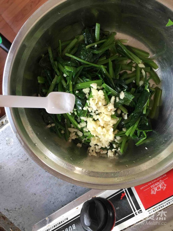 涼拌菠菜的做法-家常味拌菜譜-易網健康養(yǎng)生網 涼拌菠菜的做法-家常味拌菜譜