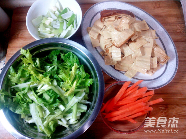 西芹炒豆皮的做法-家常味炒菜譜