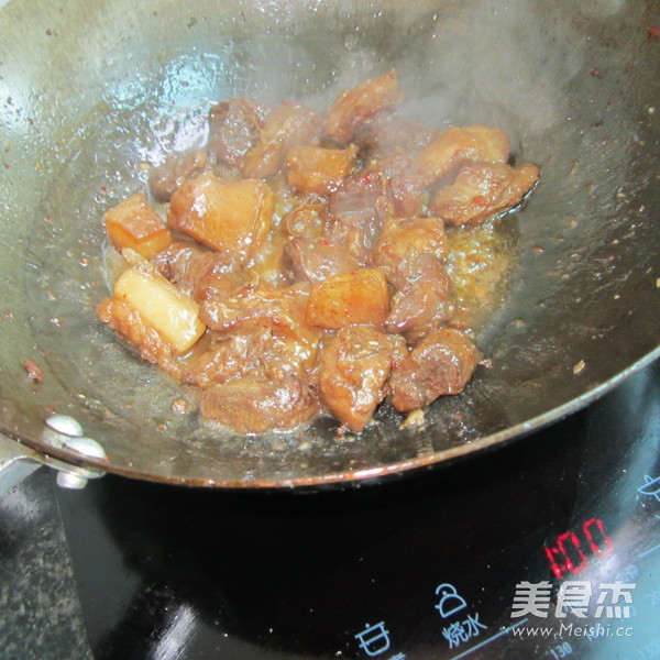 萵筍燜紅燒肉的做法-家常味燜菜譜