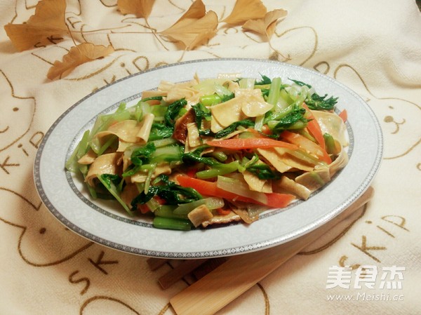 西芹炒豆皮的做法-家常味炒菜譜