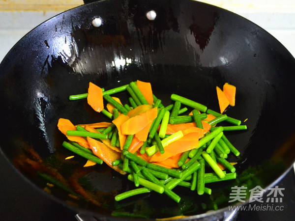 色佳味美的快手菜—蒜薹溜肥腸的做法-咸鮮味炒菜譜-易網健康養生網 色佳味美的快手菜—蒜薹溜肥腸的做法-咸鮮味炒菜譜