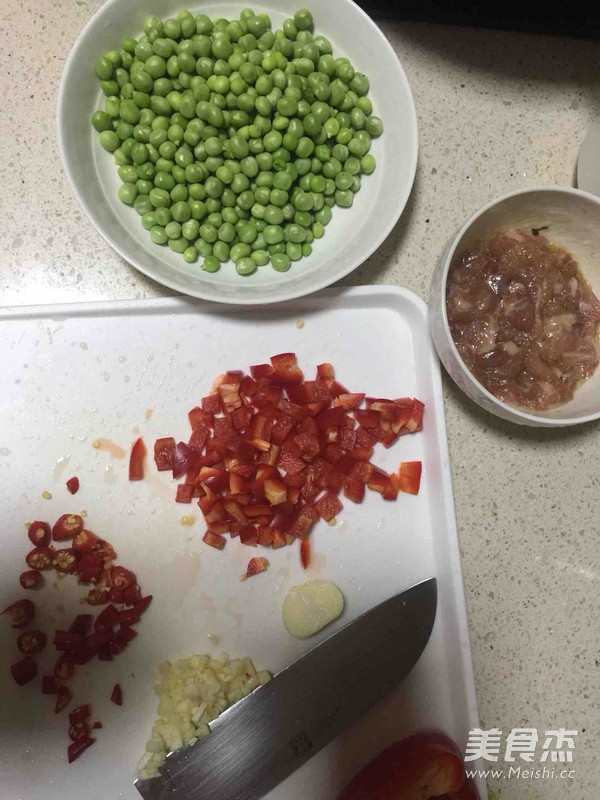 小米辣肉丁炒豌豆的做法-家常味炒菜譜