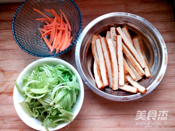 芹菜炒豆干的做法-家常味炒菜譜