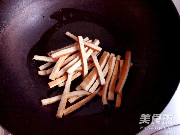 芹菜炒豆干的做法-家常味炒菜譜