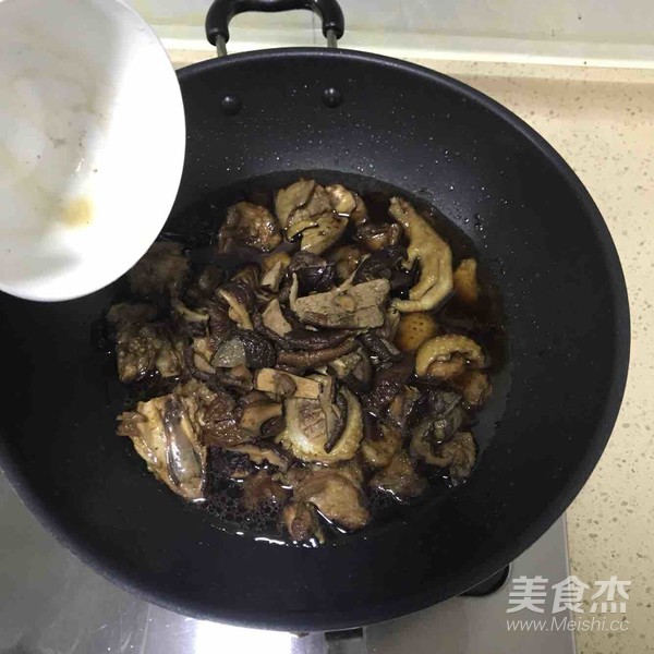 小雞燉蘑菇的做法-家常味燒菜譜
