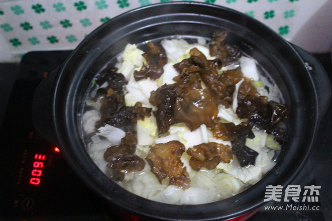 蟲草白菜木耳肉丸粉絲湯的做法-家常味砂鍋菜譜