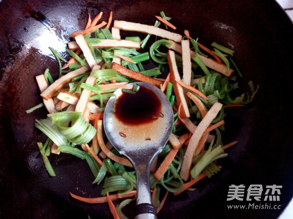 芹菜炒豆干的做法-家常味炒菜譜