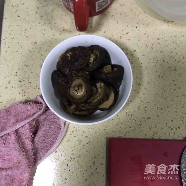 小雞燉蘑菇的做法-家常味燒菜譜