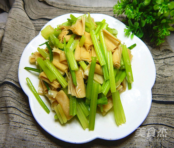 芹菜炒豆皮的做法-咸鮮味炒菜譜-易網健康養生網 芹菜炒豆皮的做法-咸鮮味炒菜譜