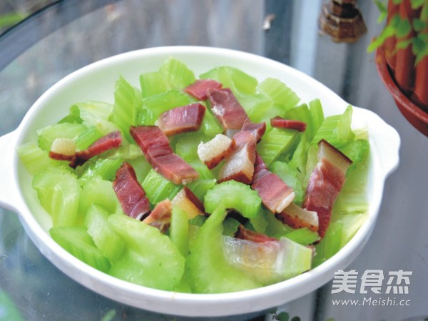 西芹炒臘肉的做法-家常味炒菜譜-易網健康養生網 西芹炒臘肉的做法-家常味炒菜譜