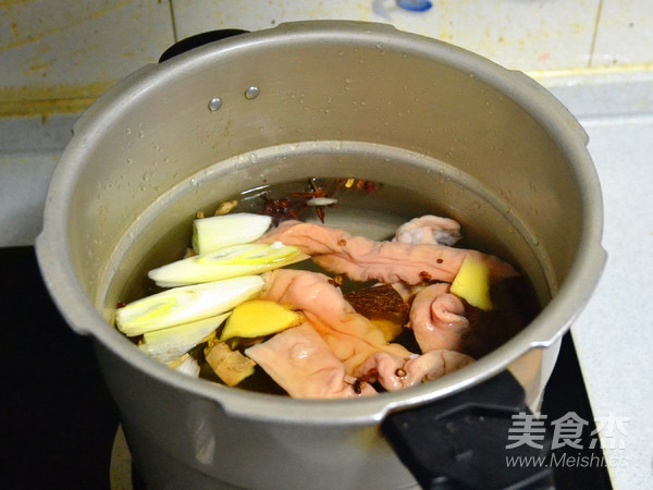 色佳味美的快手菜—蒜薹溜肥腸的做法-咸鮮味炒菜譜-易網<a href=http://www.aoa7937.com/ target=_blank class=infotextkey>健康養生</a>網 色佳味美的快手菜—蒜薹溜肥腸的做法-咸鮮味炒菜譜