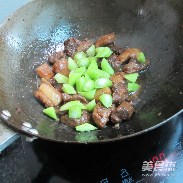 萵筍燜紅燒肉的做法-家常味燜菜譜