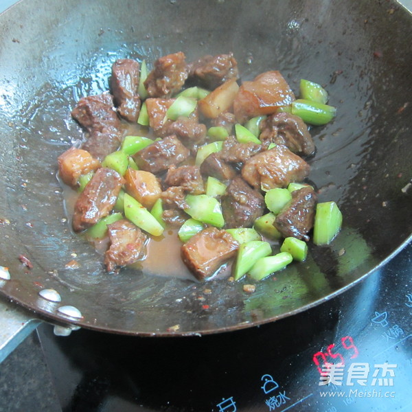萵筍燜紅燒肉的做法-家常味燜菜譜
