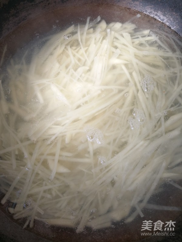 清炒土豆絲快手版的做法-家常味炒菜譜