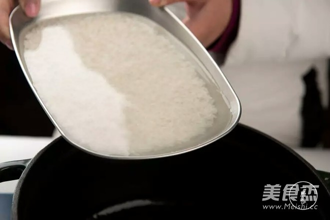 鑄鐵鍋版皮蛋瘦肉粥的做法-咸鮮味煮菜譜-易網(wǎng)<a href=http://www.aoa7937.com/ target=_blank class=infotextkey>健康養(yǎng)生</a>網(wǎng) 鑄鐵鍋版皮蛋瘦肉粥的做法-咸鮮味煮菜譜
