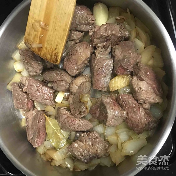 紅酒燉牛肉配糙米飯的做法-奶香味燉菜譜