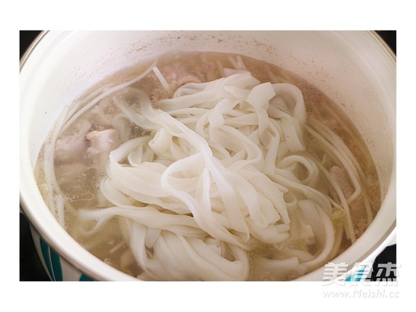 三鮮煮河粉的做法-家常味煮菜譜