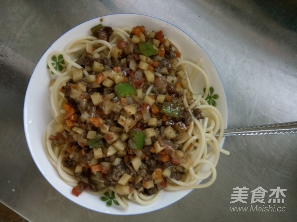 雜蔬牛肉醬意面的做法-黑椒味醬菜譜-易網健康養生網 雜蔬牛肉醬意面的做法-黑椒味醬菜譜