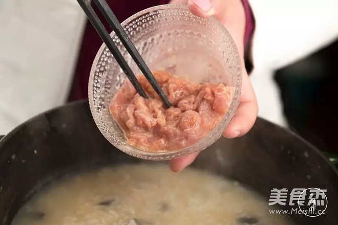 鑄鐵鍋版皮蛋瘦肉粥的做法-咸鮮味煮菜譜-易網(wǎng)健康養(yǎng)生網(wǎng) 鑄鐵鍋版皮蛋瘦肉粥的做法-咸鮮味煮菜譜