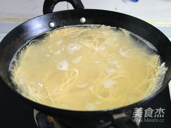 盛夏中的清涼味道—雞絲涼面的做法-咸鮮味拌菜譜-易網(wǎng)健康養(yǎng)生網(wǎng) 盛夏中的清涼味道—雞絲涼面的做法-咸鮮味拌菜譜