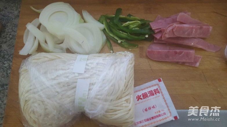 火腿炒面的做法-咸鮮味炒菜譜