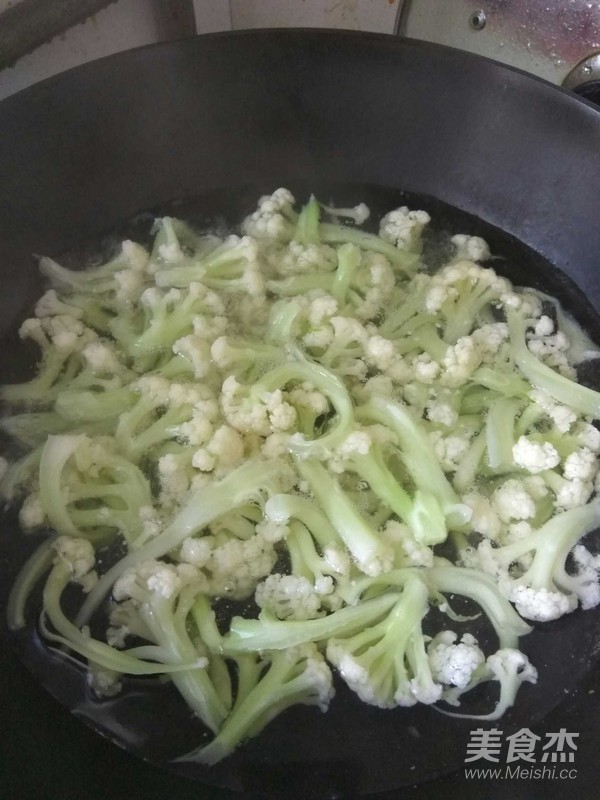 肉炒有機(jī)菜花的做法-家常味炒菜譜-易網(wǎng)健康養(yǎng)生網(wǎng) 肉炒有機(jī)菜花的做法-家常味炒菜譜