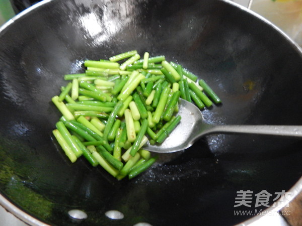 蒜苔炒雞蛋的做法-咸鮮味炒菜譜