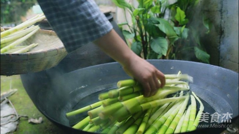 筍干炒回鍋肉的做法-家常味炒菜譜-易網(wǎng)健康養(yǎng)生網(wǎng) 筍干炒回鍋肉的做法-家常味炒菜譜