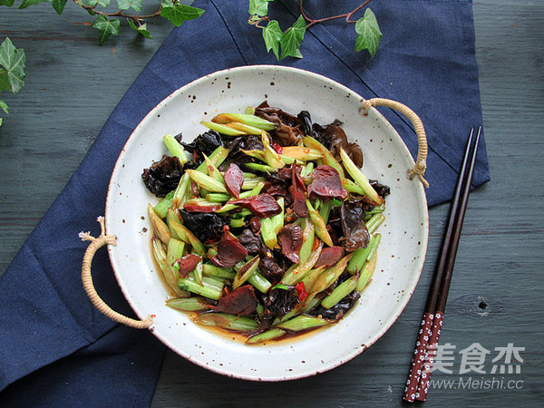芹菜爆炒回鍋鴨胗的做法-家常味炒菜譜-易網健康養生網 芹菜爆炒回鍋鴨胗的做法-家常味炒菜譜