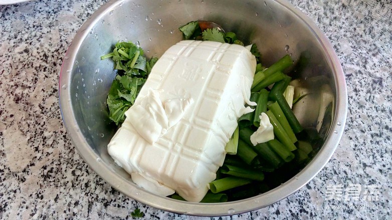 松花蛋拌內(nèi)脂豆腐的做法-家常味拌菜譜