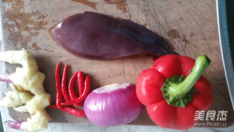 紅椒炒豬肝的做法-家常味炒菜譜-易網<a href=http://www.aoa7937.com/ target=_blank class=infotextkey>健康養生</a>網 紅椒炒豬肝的做法-家常味炒菜譜