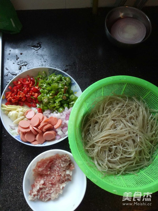 肉沫粉絲的做法-家常味燒菜譜-易網<a href=http://www.aoa7937.com/ target=_blank class=infotextkey>健康養(yǎng)生</a>網 肉沫粉絲的做法-家常味燒菜譜