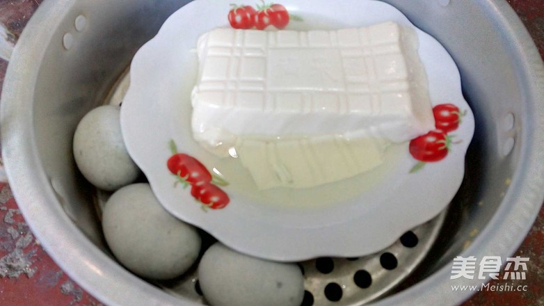 松花蛋拌內(nèi)脂豆腐的做法-家常味拌菜譜