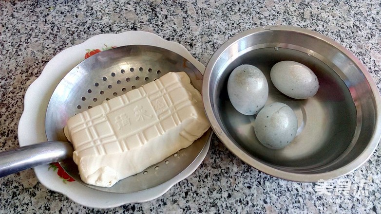 松花蛋拌內(nèi)脂豆腐的做法-家常味拌菜譜