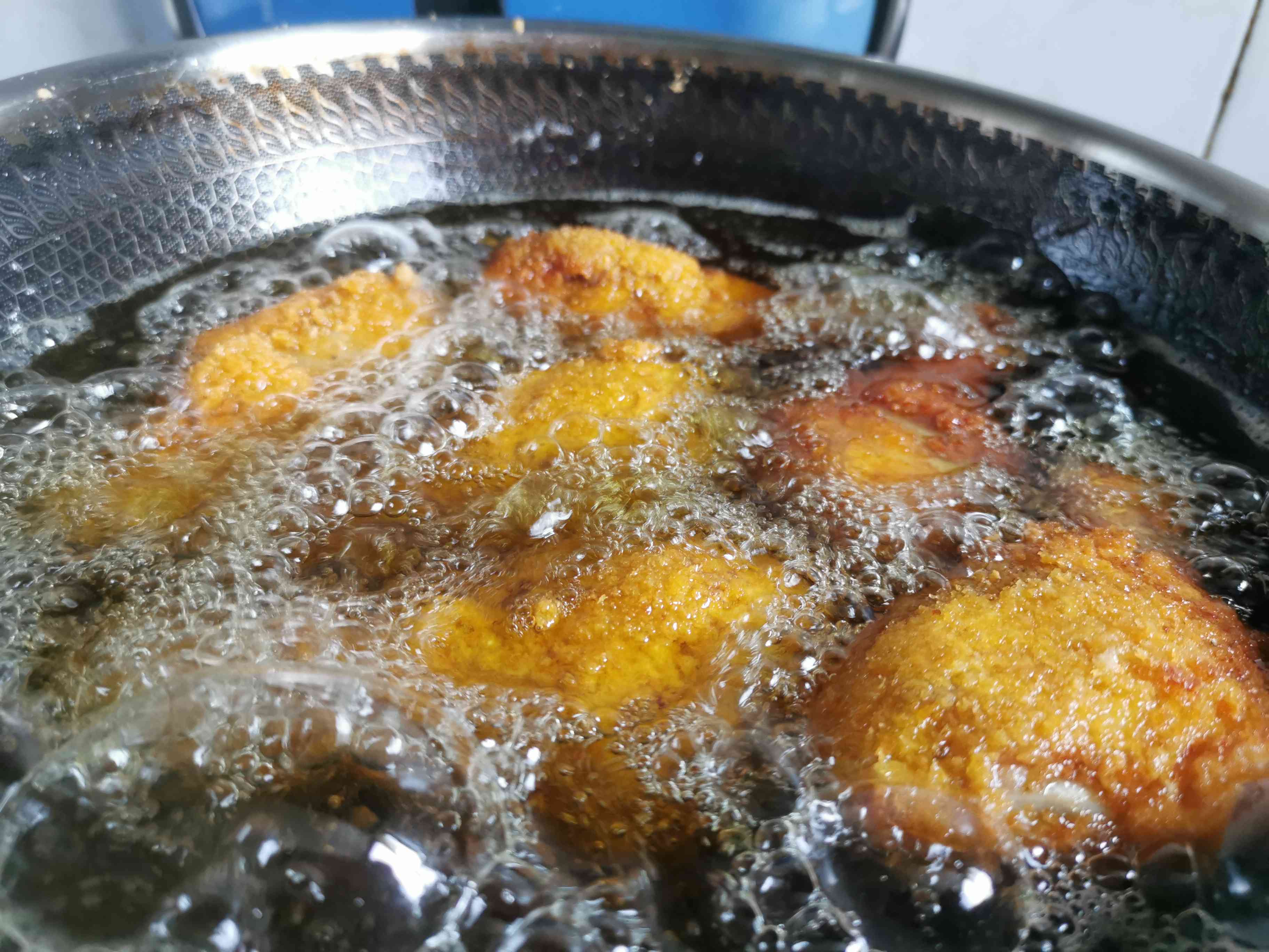 脆皮雞腿的做法-黑椒味炸菜譜-易網(wǎng)健康養(yǎng)生網(wǎng) 脆皮雞腿的做法-黑椒味炸菜譜