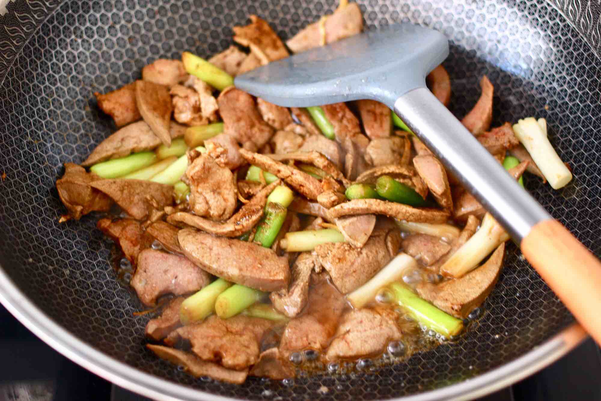 蒜苗爆肝尖的做法-蒜香味爆菜譜-易網(wǎng)健康養(yǎng)生網(wǎng) 蒜苗爆肝尖的做法-蒜香味爆菜譜