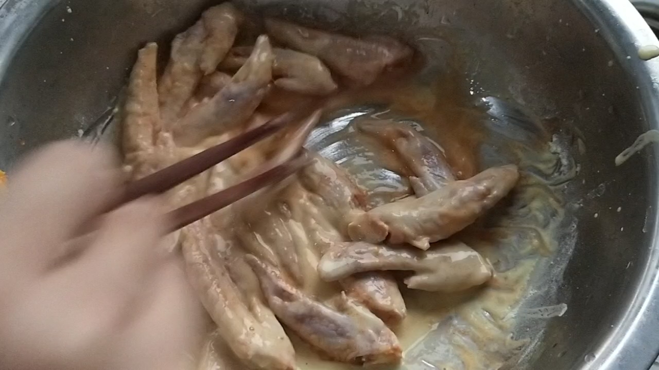 飄香酥炸雞翅尖的做法-家常味炸菜譜-易網(wǎng)健康養(yǎng)生網(wǎng) 飄香酥炸雞翅尖的做法-家常味炸菜譜
