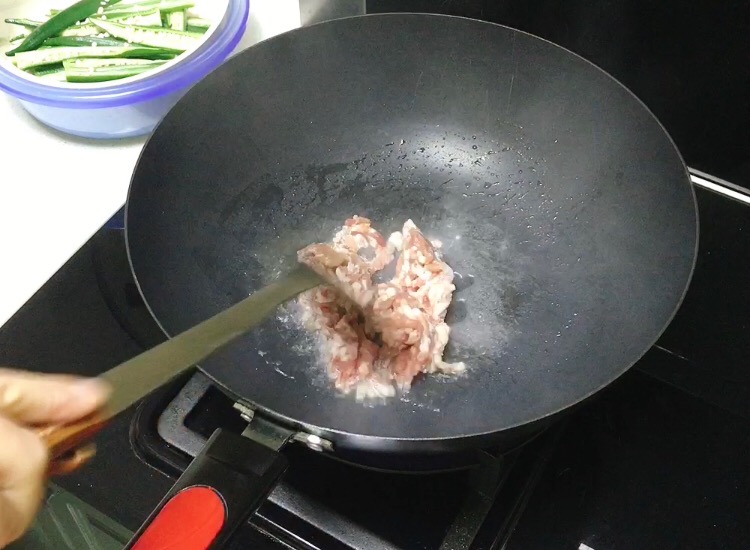 秋葵炒肉末的做法-咸鮮味炒菜譜