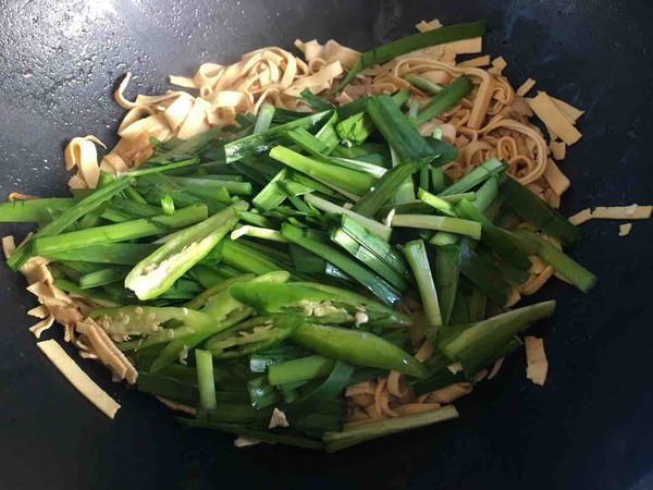 韭菜千張炒肉絲的做法-家常味炒菜譜-易網健康養生網 韭菜千張炒肉絲的做法-家常味炒菜譜