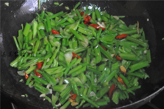芹菜炒蝦仁的做法-家常味炒菜譜-易網(wǎng)健康養(yǎng)生網(wǎng) 芹菜炒蝦仁的做法-家常味炒菜譜