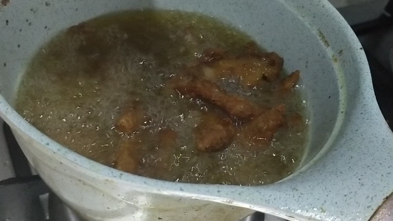 飄香酥炸雞翅尖的做法-家常味炸菜譜-易網(wǎng)健康養(yǎng)生網(wǎng) 飄香酥炸雞翅尖的做法-家常味炸菜譜
