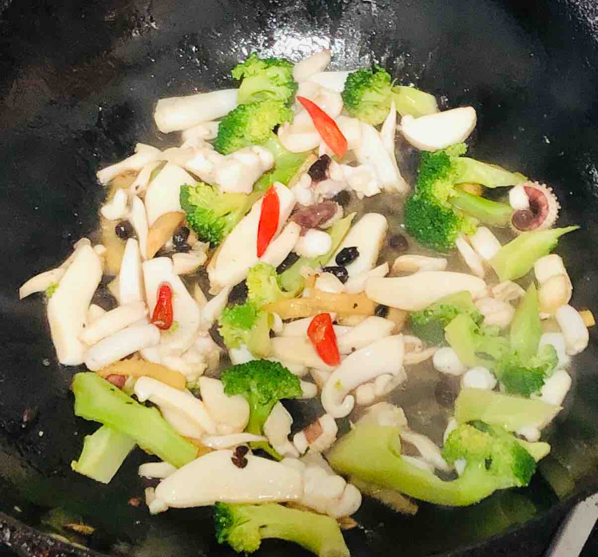 西蘭花炒魷魚的做法-咸鮮味炒菜譜-易網(wǎng)健康養(yǎng)生網(wǎng) 西蘭花炒魷魚的做法-咸鮮味炒菜譜