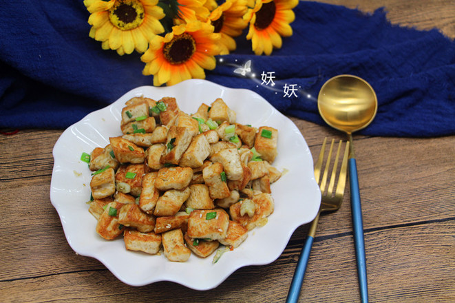 孜然小蔥煎豆腐的做法-家常味煎菜譜-易網健康養生網 孜然小蔥煎豆腐的做法-家常味煎菜譜