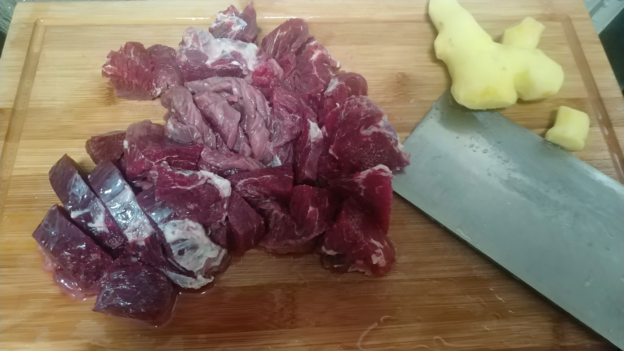胡蘿卜土豆燉牛肉的做法-家常味燉菜譜