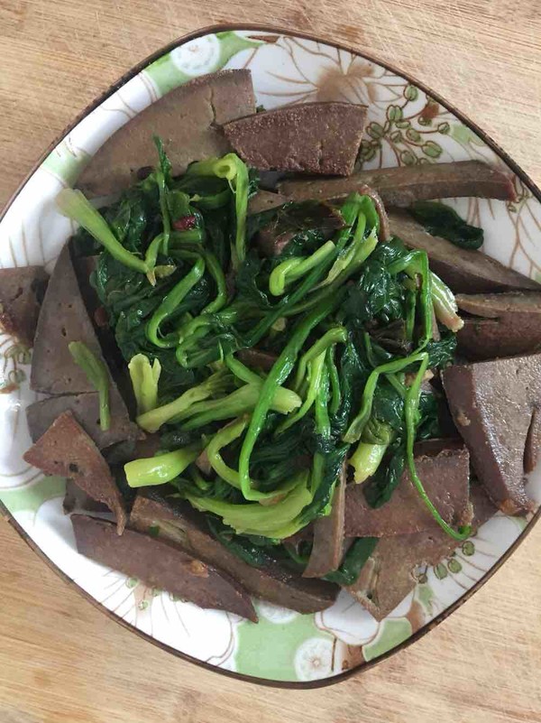 菠菜炒豬肝的做法-家常味炒菜譜-易網(wǎng)健康養(yǎng)生網(wǎng) 菠菜炒豬肝的做法-家常味炒菜譜