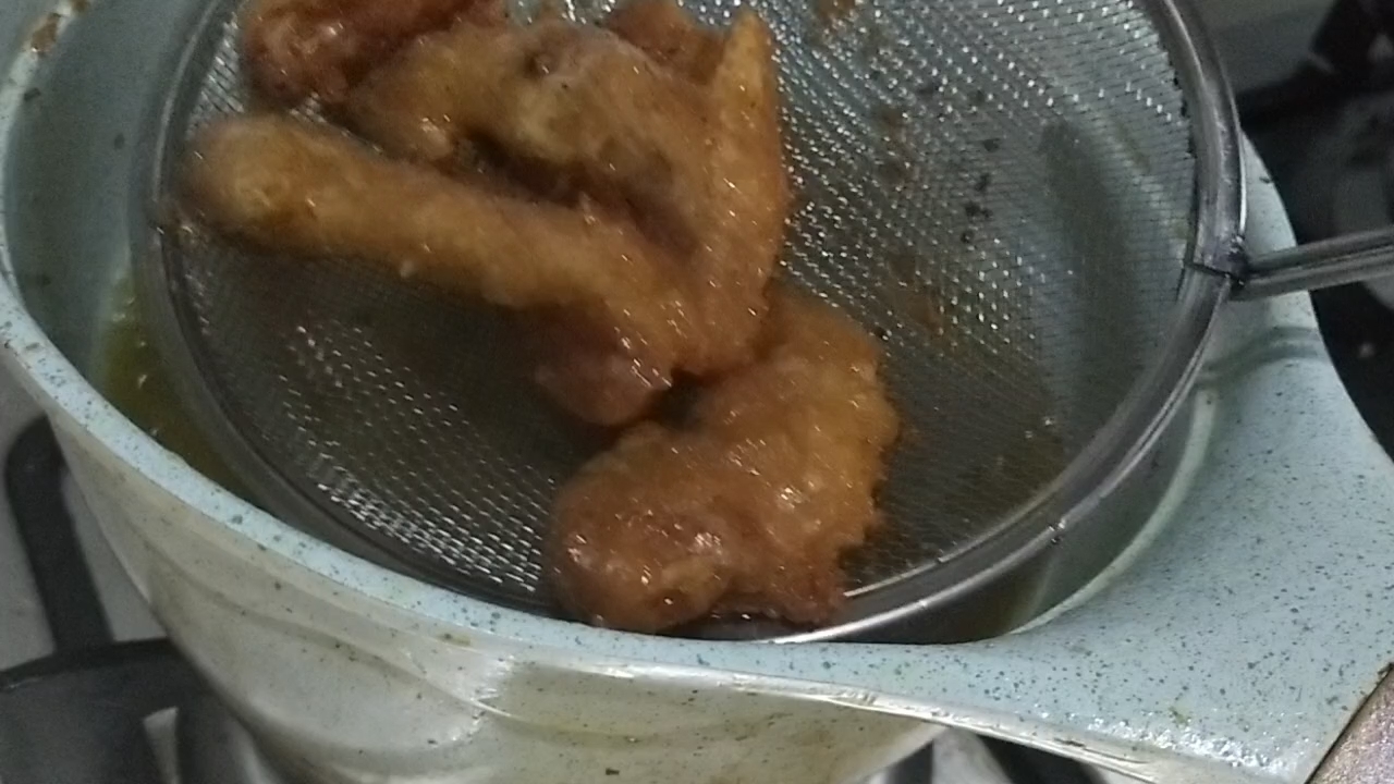 飄香酥炸雞翅尖的做法-家常味炸菜譜-易網(wǎng)健康養(yǎng)生網(wǎng) 飄香酥炸雞翅尖的做法-家常味炸菜譜